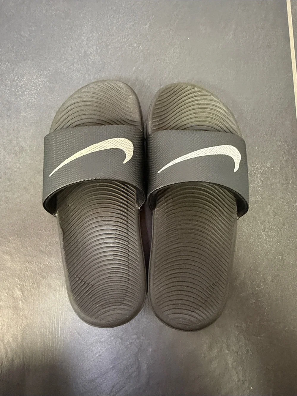 Nike boys Black & White Slide Sandals size 2